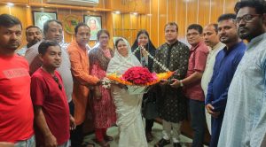 সংরক্ষিক মহিলা আসন-১২ এর সংসদ সদস্য রুনু রেজাকে নগর স্বেচ্ছাসেবক লীগের শুভেচ্ছার ছবি