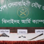 ঝিনাইদহে সেনাবাহিনীর অভিযানে “মেইড ইন ইন্ডিয়া” লেখা পিস্তল ও গুলি উদ্ধার 